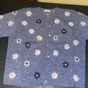 Like new wool sweater with floral design